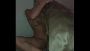 Dezbracata la webcam se joaca cu cainele si ne arata pizda