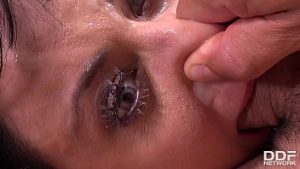 Bruneta fortata sa faca sex vaginal si anal cu barbati perversi