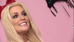 Sex cu excorta blonda platita pentru o noapte de amor salbatic