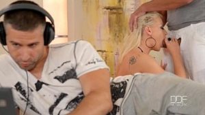 Fiul vitreg isi ajuta tatal sa futa noua cucerire o bunaciune blonda