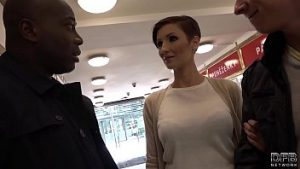 Fantezie in cuplu cu sotia fututa de un negru cu sotul ei de fata