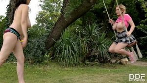 Vecine tinere filmate goale in gradina cand se joaca cu sanii mari