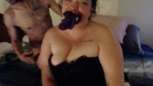 Primeste muie brutala si se satisface cu vibratorul blocat in vagin