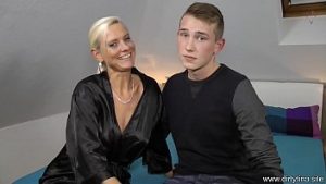 Fiul o fute pe mama lui blonda care este o nimfomana perversa