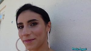 Nelly Kent fututa in public anal si in pizda pentru bani