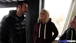 Giulia se fute cu doi barbati in aer liber si le suge pulele