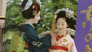 Masaj nud cu asiatica care calareste pula mare si groasa de negru