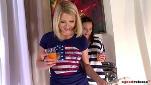 Amic invitat sa fie calarit de doua pizde tinere nefutute