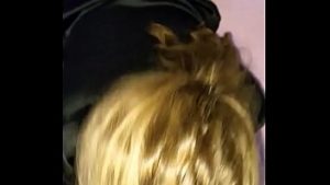 Sex oral in club cu blonda nimfomana