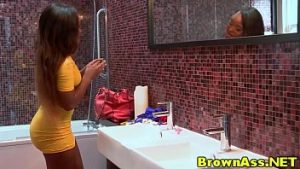 Bogatas face sex cu mulatra excorta langa piscina din gradina