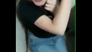 Suge alta pula cand vorbeste la telefon cu iubitul ei