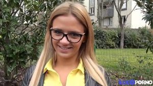 O tanara draguta fututa de doi negrii in pizda si in gura