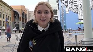 Are 18 ani si se fute pentru bani