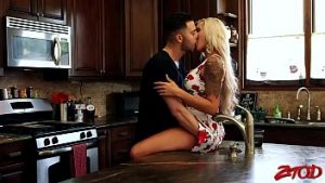 Milfa pornista cu tatuaje frumoase se fute cu un baiat tanar