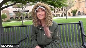 Gagica perversa clip porno cu un barbat viril