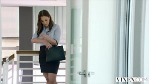 Isi viziteaza sotia la birou si fac sex in trei alaturi de secretara