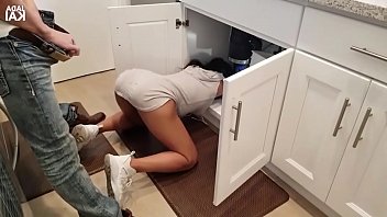 Sora blocata cu mana in chiuveta fututa de fratele pervers