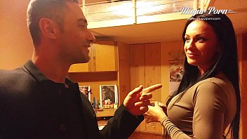 Bruneta pierde la biliard si e penetrata neprotejat in pizda roz