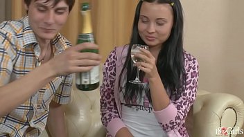 Dupa o petrecere gagica se imbata si vrea sa fie fututa bine