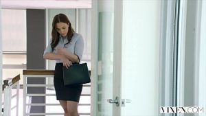 Sotia isi prinde barbatul la birou cand o fute pe secretara