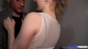 Futai pe autostrada cu o blonda la produs