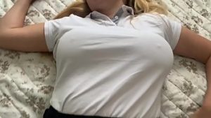 La 18 ani are sani mari si e fortata sa faca sex cu tatal vitreg