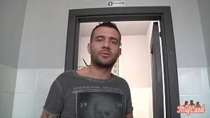 Angelica o ospatarita face sex in baie cu un client