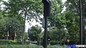 Studenta de 19 ani suge pula si se fute in masina