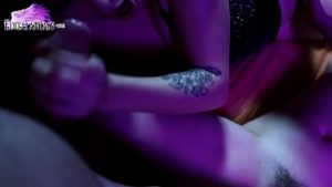 Doua tipe in club de noapte fac sex cu un client