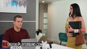 Isi fute iubita si pe maicasa care ii spioneaza