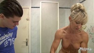 Marina este o matura platita sa dezvirgineze tanar excitat