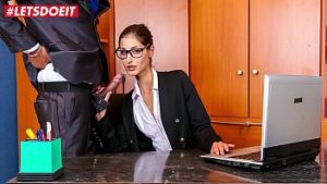 Secretara la birou e filmata cand face sex cu sefu