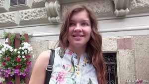 Platita si dezvirginata in cur de amic dotat