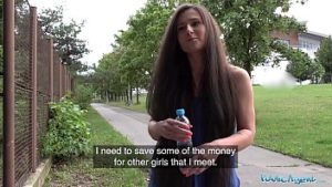 Lara fututa in cur pe strada pentru 100 de euro