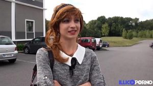 Studenta primeste muie in padure si se fute la camin