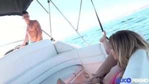 Medusa face sex in barca cu doi barbati