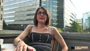 Femeie matura agatata la terasa si fututa de doi barbati