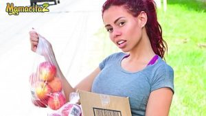 Cumpara mere de la o taranca sexy si o fute in cur