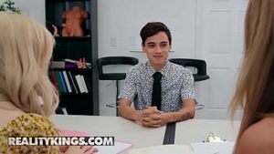 Tanar de 18 ani futut de mama si fiica