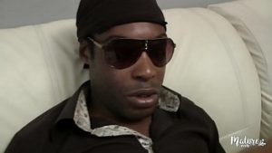 Edwina face sex cu doi barbati si inghite sperma