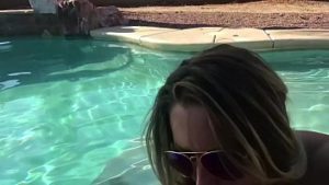 Vedeta din Romania poarta pchelari de soare si suge pula rau