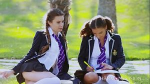 Doua studente futute in cur de proful excitat