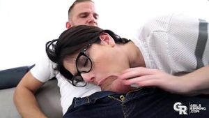 Sara Bell suge ditamai pula si o baga toata in gaoaza lubrifiata