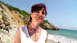 Joyce o matura platita la plaja sa faca sex cu tanar