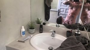 Suge pula in toaleta publica de la o piscina din Bucuresti