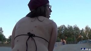 Rockerita tarfa Alecsandra face sex in parcul Herastrau