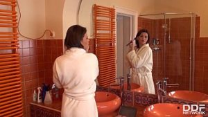 Gagica ofera oral senzational in baie cu ejaculare in gura