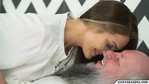 Nepoata in calduri izolata cu unchiul bun de futut