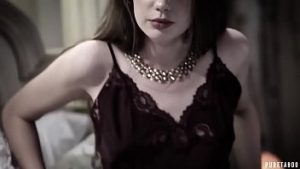 Tanara ii freaca pula pana tasneste sperma