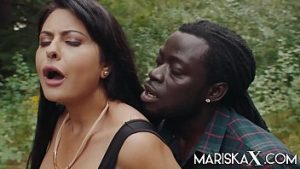 Bruneta milfa sex pe camp cu negru dotat